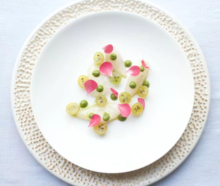 Bona FIden fine dining -annos, vaaleita komponentteja, vihreitä marjoja ja kukkaterälehtiä.