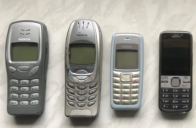 Vanhoja puhelimia rivissä 2000-luvulta.