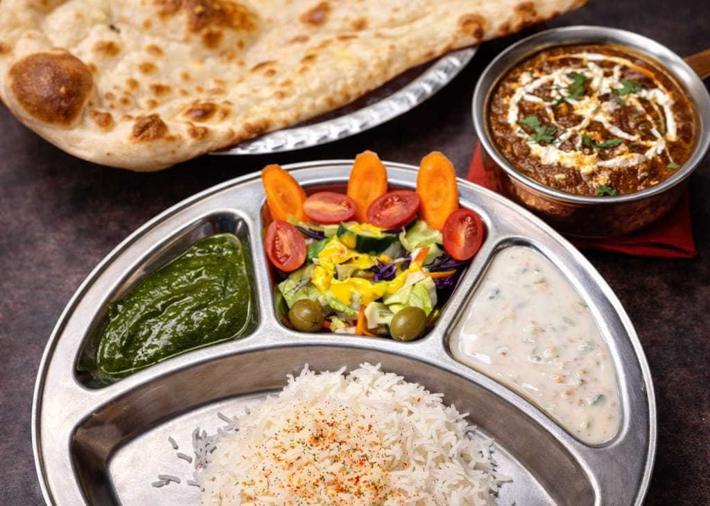 Nepal Danbarin annos nepalilaisesta ruoasta peltilautasella.