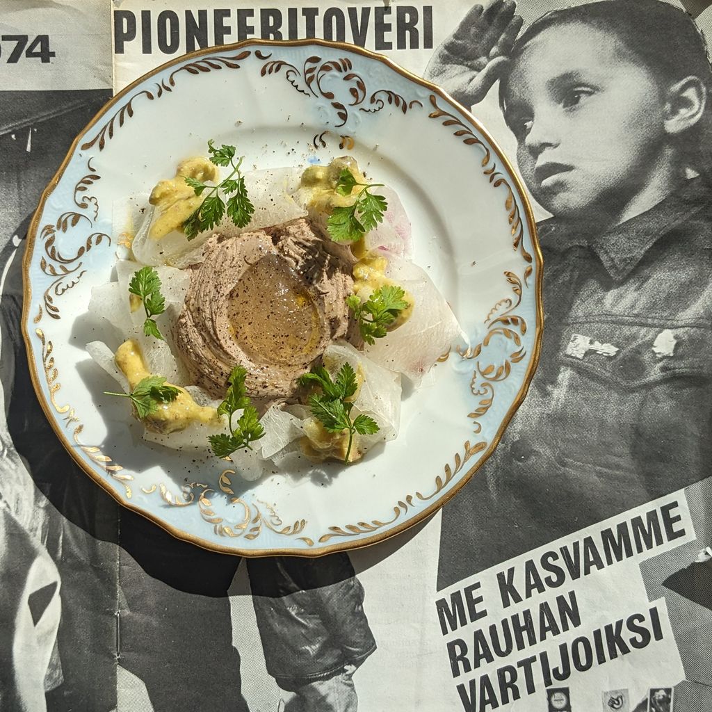 Luovuus kukkii kaaoksesta ravintolan annos.