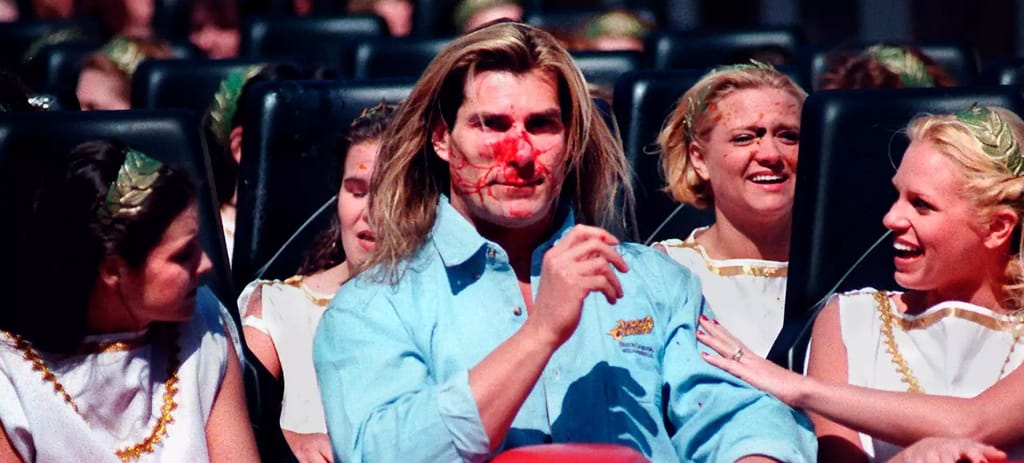 Kuvassa Fabio Lanzoni istuu vuoristoradan vaunussa kasvot veressä heti kuuluisan onnettomuuden jälkeen vuonna 1999 Busch Gardens -huvipuistossa Virginiassa. Hänen ympärillään istuu naisia pukeutuneina kreikkalaisiksi jumalattariksi. Kuva tallentaa hetken, jolloin maailmaa kiertänyt väärinkäsitys “hanhi iski Fabioon” sai alkunsa.