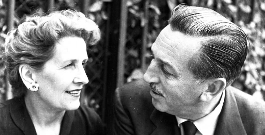 Walt ja Lillian Disney mustavalkoisessa kuvassa. 