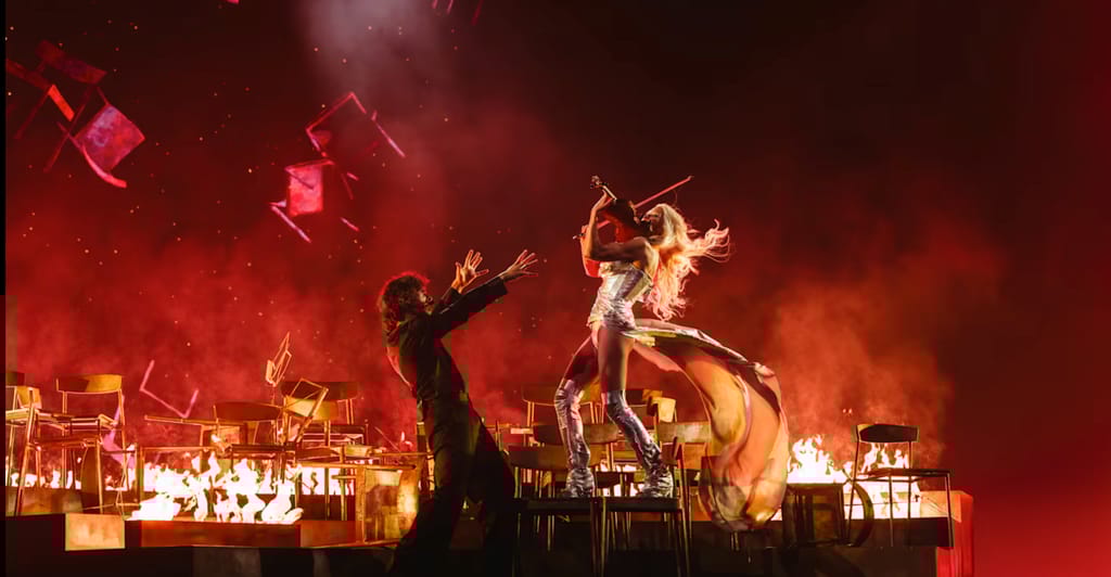 Peten Parkkonen ja Linda Lampenius esittävät Euroviisukilpailukappaletta Liekinheitin.