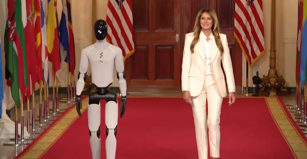 Melania Trump kävelee humanoidirobotin kanssa Valkoisessa talossa AI-tilaisuudessa