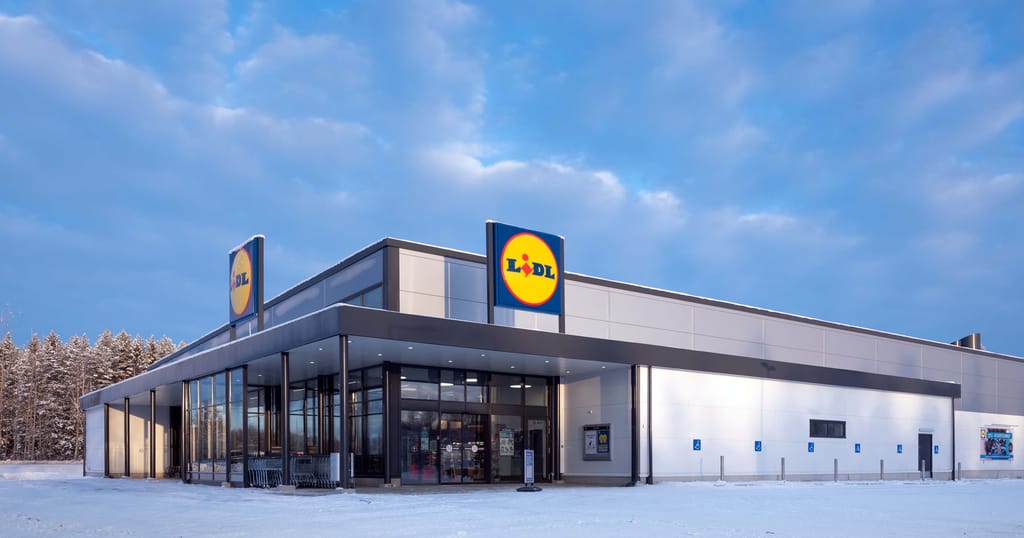 Lidl kauppa talvimaisemassa.