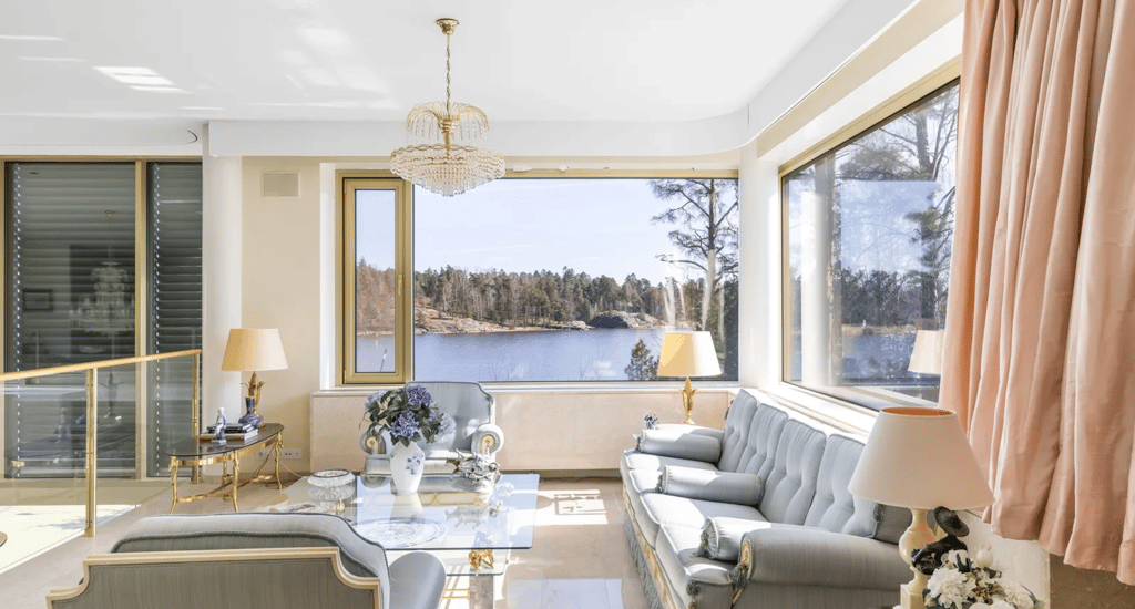 Olohuoneen istuinryhmä merinäköalalla Helsingin arvostetulla Kulosaaren alueella