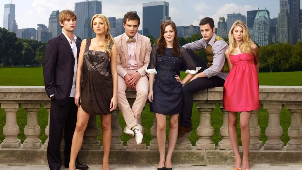 Gossip Girl -sarjan kuusi päähenkilöä poseeraavat yhdessä New Yorkin Central Parkissa kaupungin siluetti taustalla.