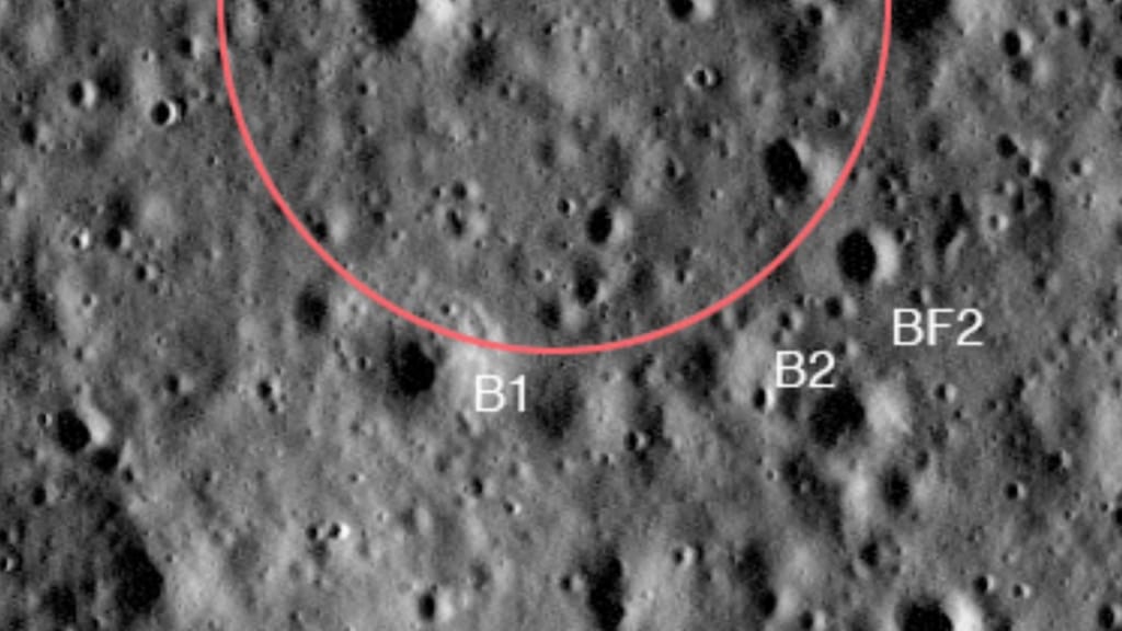 NASA:n kuva Kuun pinnasta – uusi kraatterialue merkitty punaisella ympyrällä
