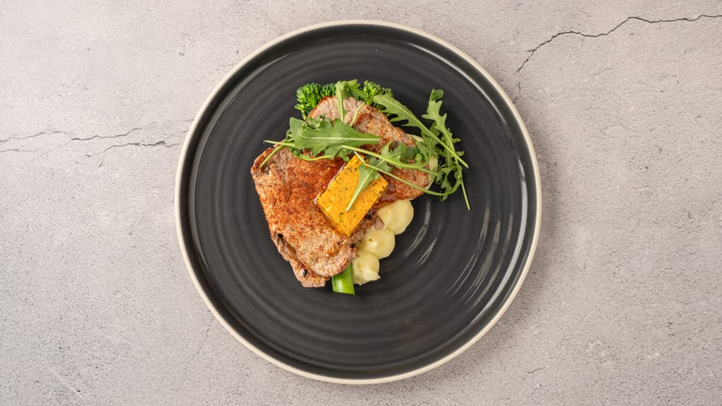 Ravintola-annos, jossa lehtipihvi, maustevoi ja yrttejä.