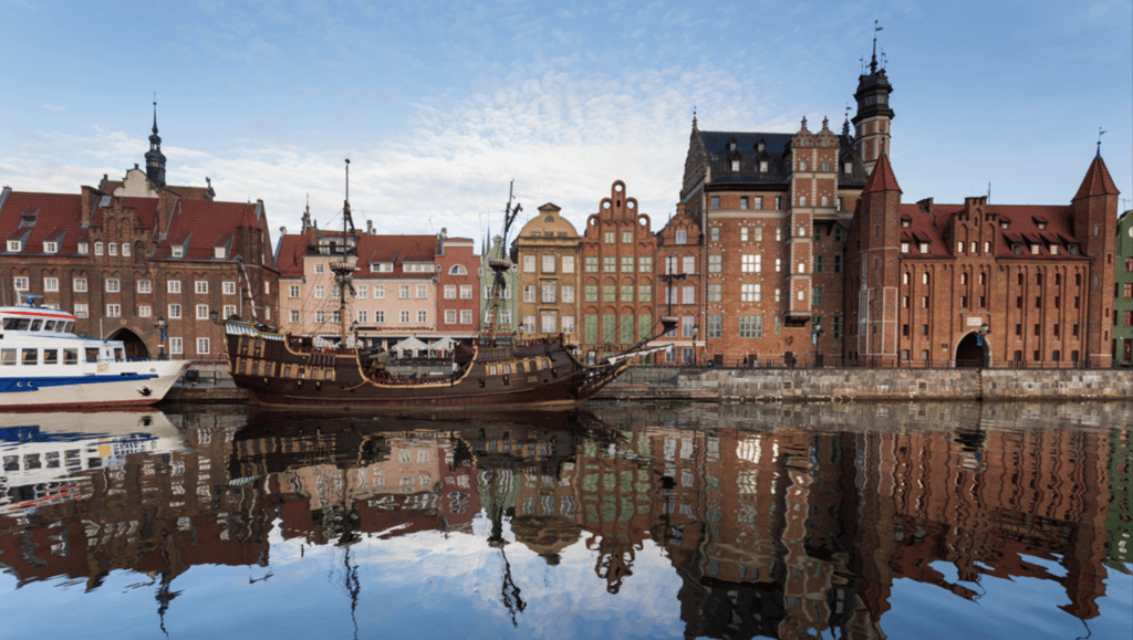 Gdanskin laitureissa kauniita laivoja.