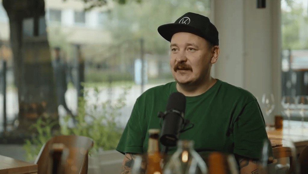 Erik Mansikka pöytä kahdelle -podcastin kuvauksissa.