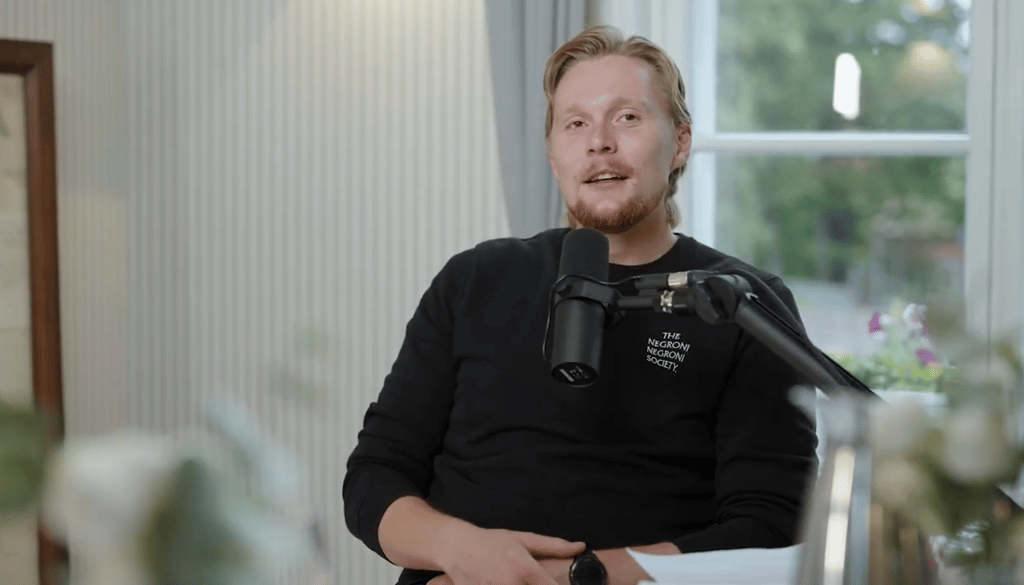 Pöytä kahdelle -podcastin vieraana Lauri Kaivoluoto.