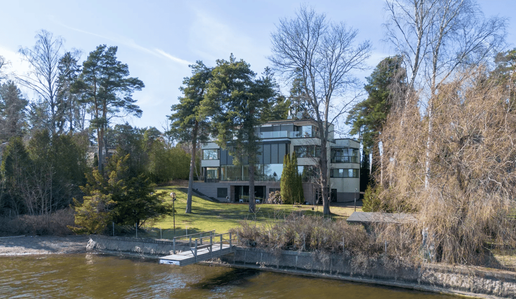 Suuri rantatontti ja moderni kivitalo Kulosaaressa – yksi Suomen kalleimmista kodeista
