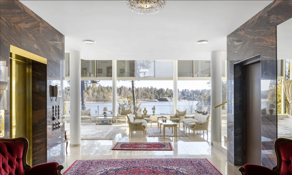 Valtava olohuone pylväillä ja merinäköalalla – luksuskoti Kulosaaressa