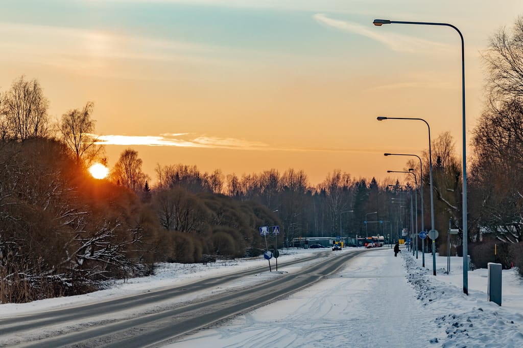 Pakilan kaupunginosa talvella iltavalaistuksessa.