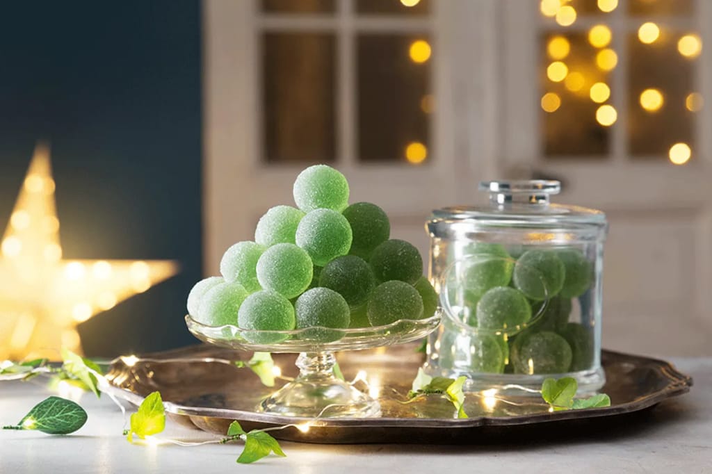 Vihreitä kuulia tarjottimella ja kulhossa.