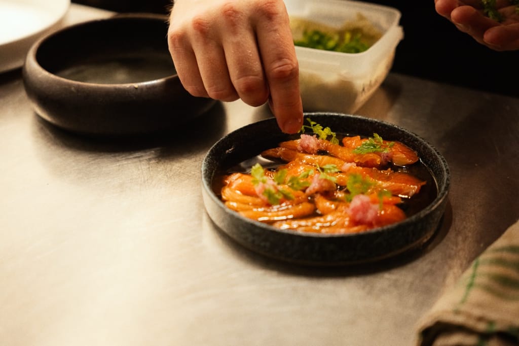 Twenty Four Social Clubin annosta valmistetaan ja laitetaan yrttejä päälle.