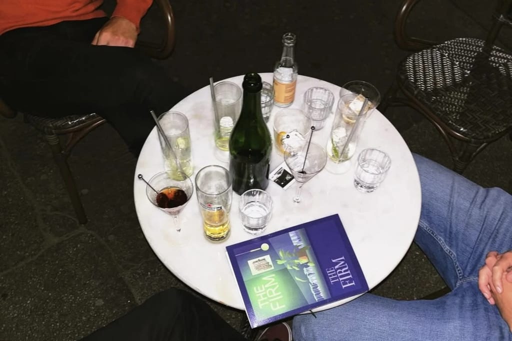 Juomia ja The Firmin ruokalista pöydällä cocktailbaarissa Helsingin Kalliossa.