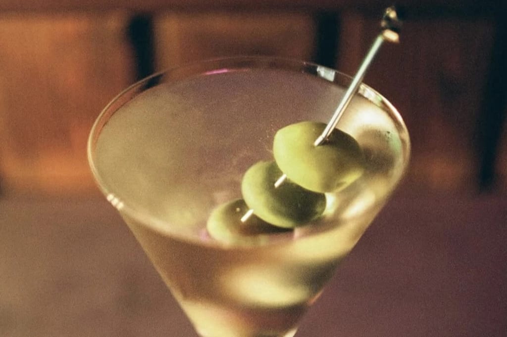 Oliiveilla koristeltu martini cocktailbaarissa Helsingissä.