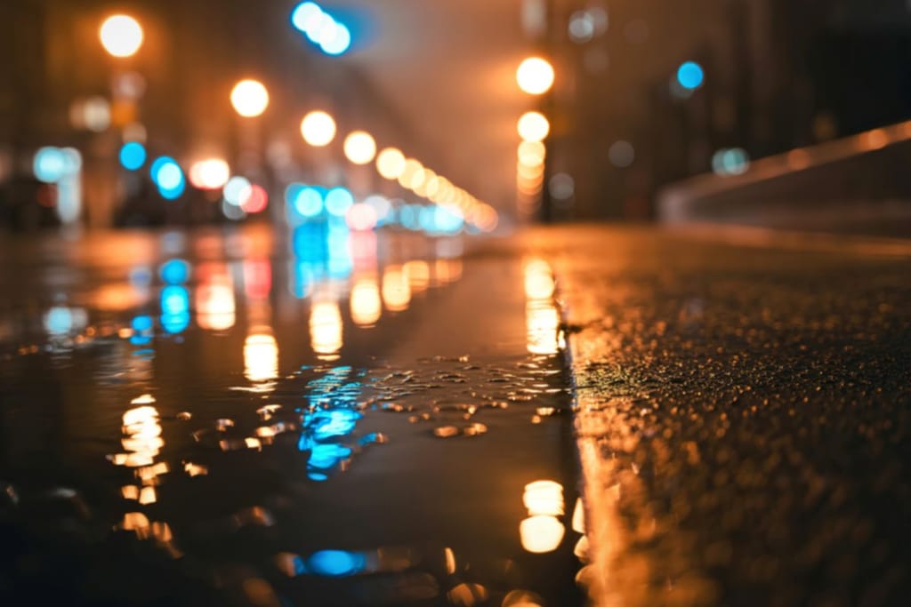 Kuvituskuva, jossa valo osuu kadulla oleviin vesilätäköihin ja ilmaisee urbaania iltamaisemaa. Kuvituskuva artikkelille joka käsittelee muistikatkoksia. 