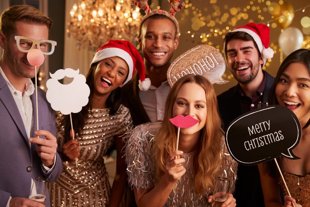 Jouluinen porukka poseeraa joulukuvassa. Kuvituskuva kaverijouluartikkelissa.