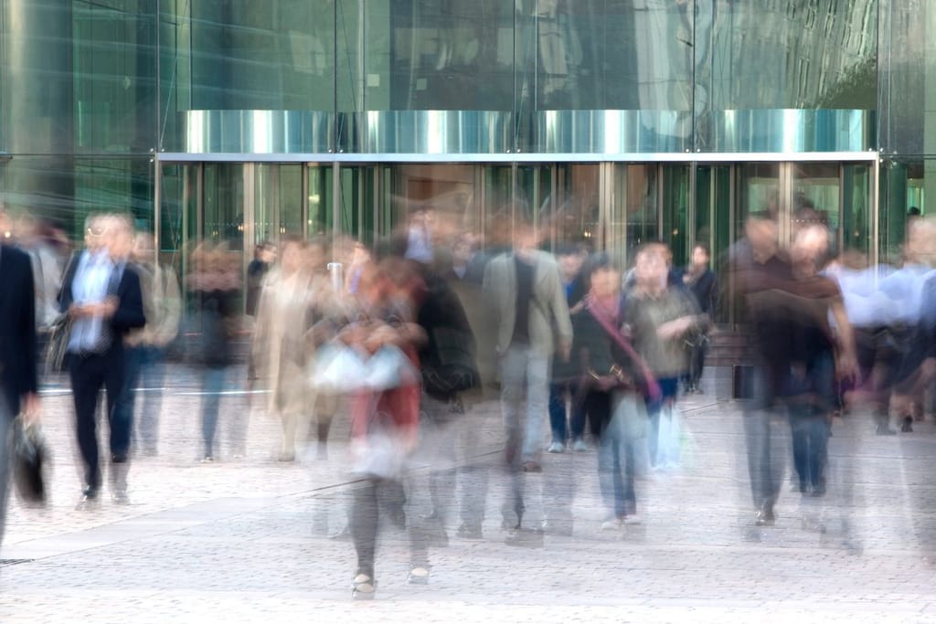 Kaupungin vilinää. Kuvituskuva yksinäisyysartikkeliin. Kuvassa on ohikulkevaa massalta näyttävää ihmispaljous. Täysin arkinen tilanne, joka on vain kuvattu erikoisella tekniikalla.