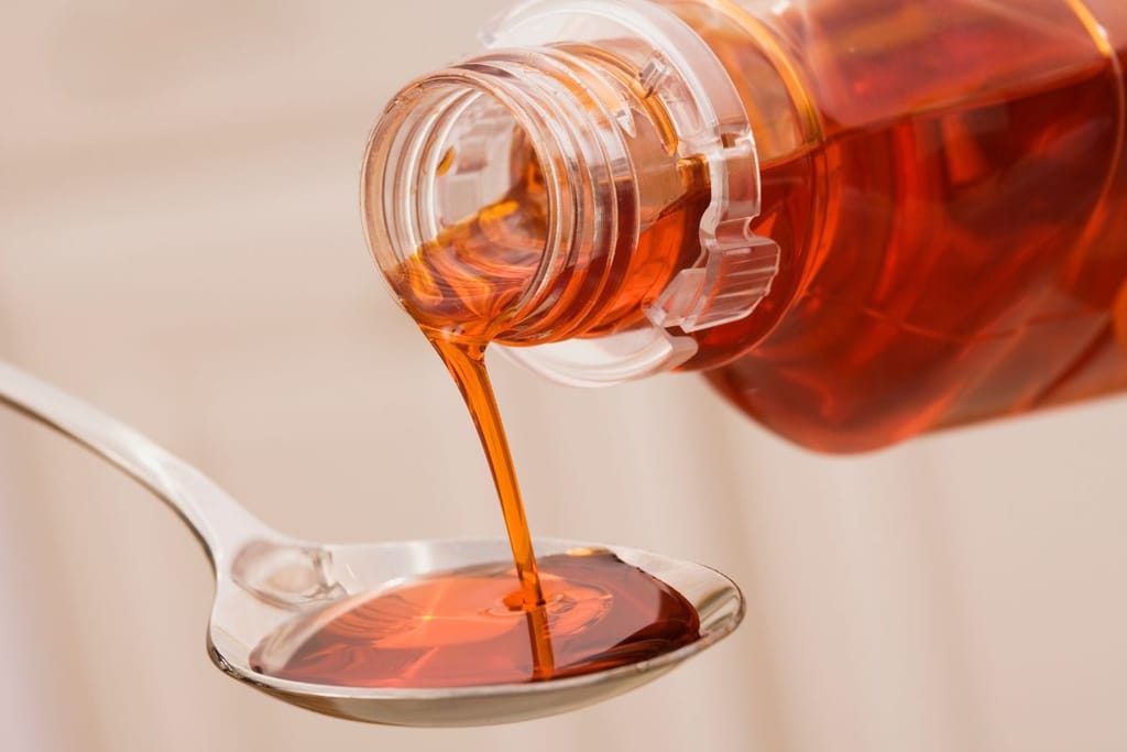 Kaataa hunajaa tai vaahterasiirappia lusikkaan. Hunaja näyttää nestemäiseltä ja tummalta. Kuvituskuva yskää koskevaan artikkeliin. 