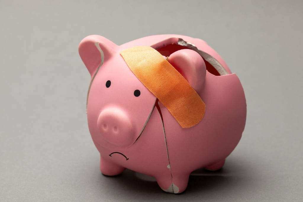 Hajonnut vaaleanpunainen säästöpossu on paikattu laastarilla. 