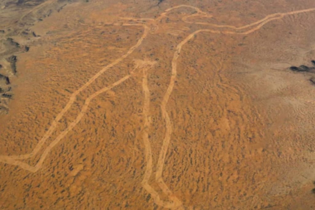 keskellä australian aavikkoa oleva tilataideteos, maahan kaiverrettu