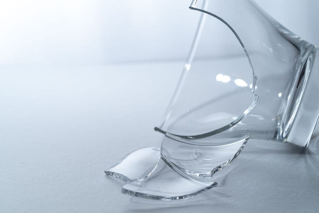 Lasi rikki. Kuvituskuva artikkelille, jossa kerrotaan miten huijataan rahat takaisin AI-kuvilla. 