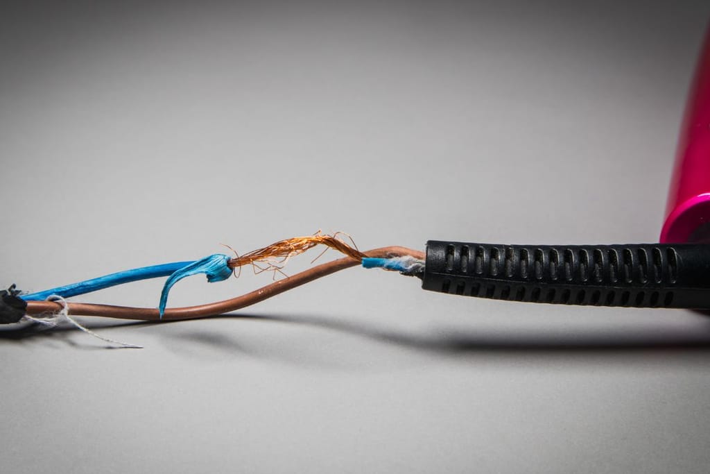 Hajonnut sähkölaite. Johdot vilkkuu, koska laite on rikki. Kuvituskuva.