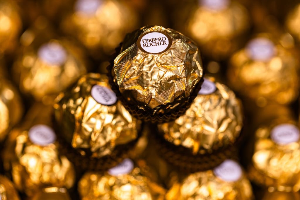 Ferrero Roches -merkin suklaita kullanvärisessä kääreessä