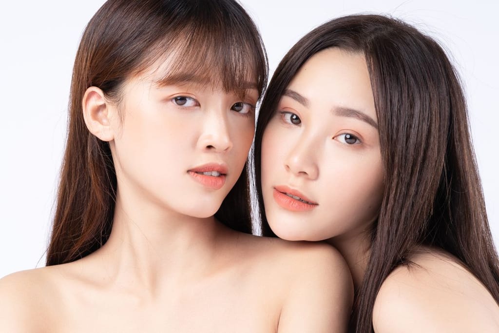 Kaksi japanilaista clean girl -naista, joilla on hyvät ihot ja hoidetut hiukset. Näyttää mainoskuvalta mutta on kuvituskuvana japanilaisetsa kauneusihanteesta. 
