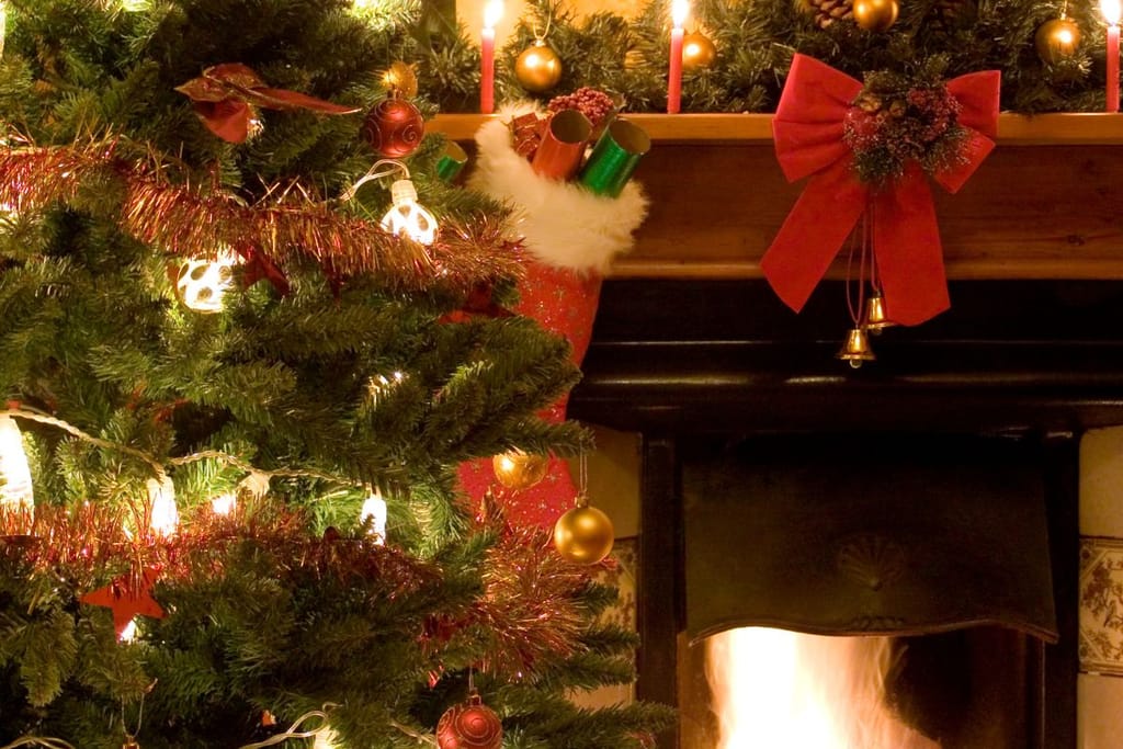 Lapsuuden joulut ja kasari/ysärijoulujen tunnelmaaa koristeista päätellen. Tunnelmavalaistus ja joulukuusi, joka on sisustettu niin kuin ennenvanhaan. 