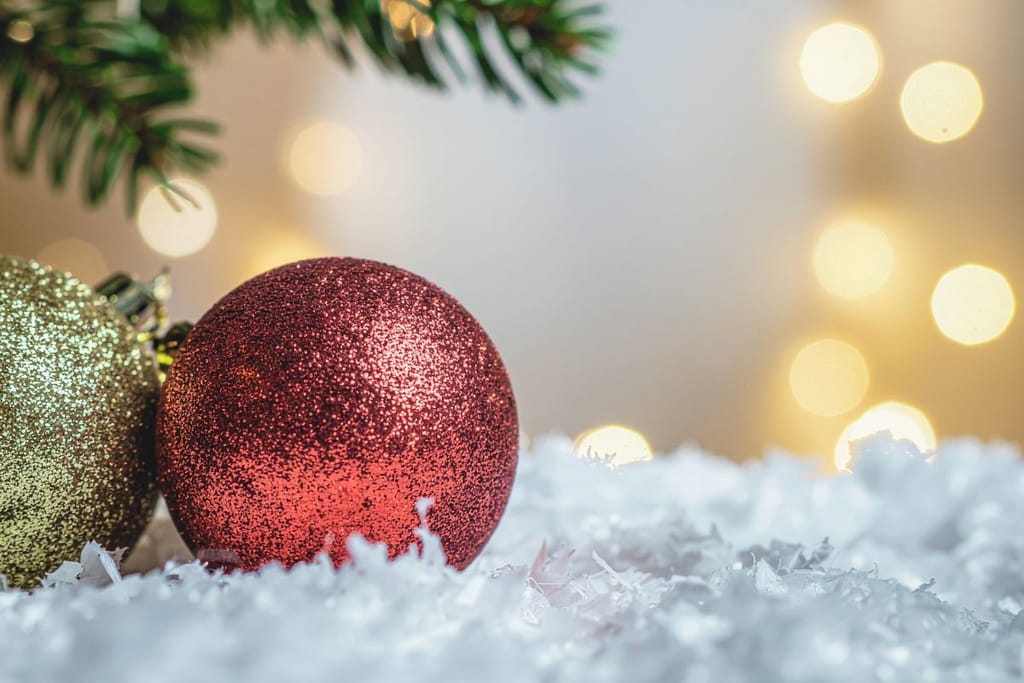 Jouluinen glitterpallo ja tekolunta. Kuvituskuva myrkytysartikkelissa. 