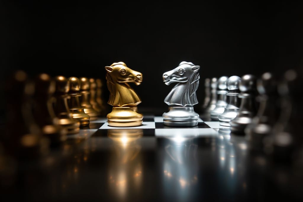 Shakkilauta, joka toimii kuvituskuvana parisuhdeartikkelissa. Tummasävyinen, vähän pelottava. En pelaisi tällä laudalla, vaikka se on tyylikäs ja metallinen.