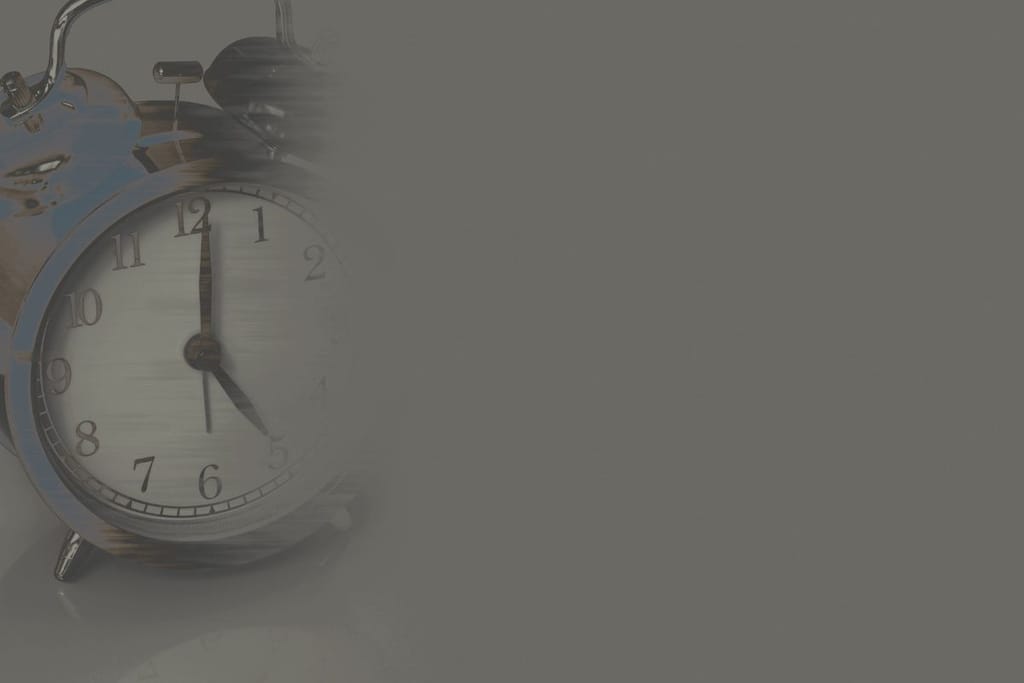 Kuva symboloi muistinmenetystä ja ajantajun puutetta. Kuvituskuva, harmaa, kuvassa on vanha vekkari eli herötyskello.