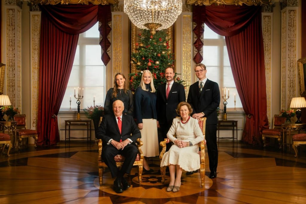 Norjan kuningasperheen jouluinen tervehdyskuva. Kuvassa on norjan hovin ydin, eli kuningas ja kruununperilliset. Kuva on virallinen potrettikuva.