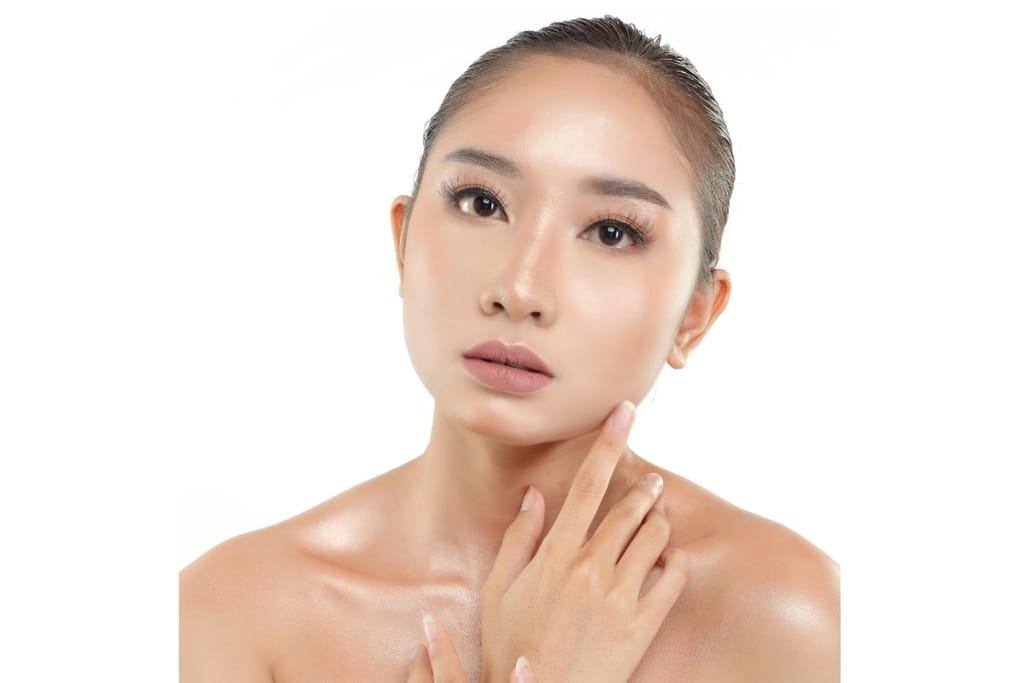 Korealainen tai aasialainen nainen hiukset kiinni ja hänen ihonsa hehkuu lasimaisena. Nainen on laitettu hyvin hillittyyn nudemeikkiin, joka hyvä jos erottuu. Kuvituskuva, mutta kävisi myös korealaisen kosmetiikan mainoskuvasta jossa ihon terveys ja lasimainen hehku on tavoiteltava asia. 
