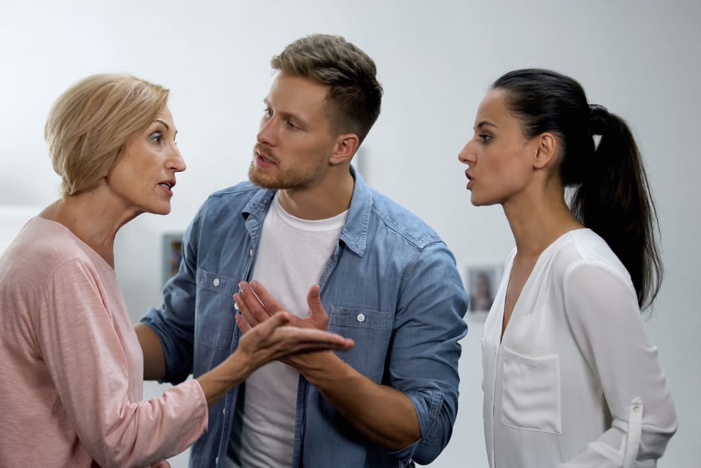 Kolmikko riitelee keskenään ja on kuvituskuvana artikkelille, jossa kuvataan joulun riitoja poltiikasta. 