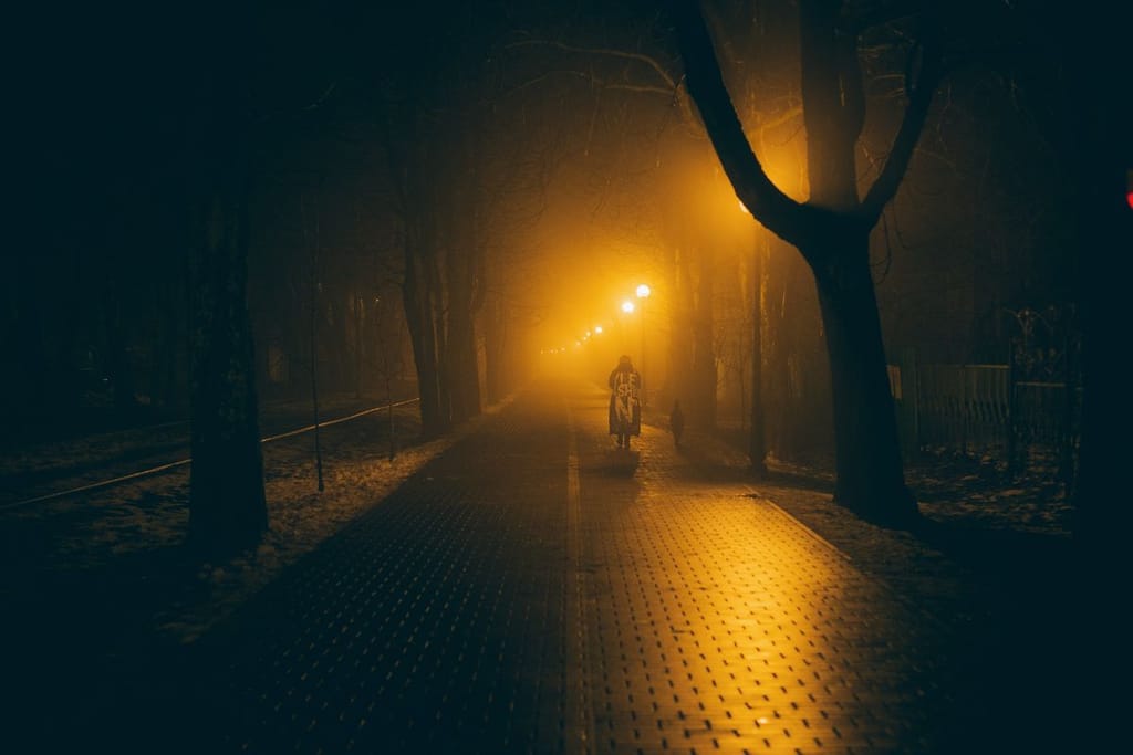 Nainen kävelee sumussa yksin. Kuva symboloi muistikatkosta. 