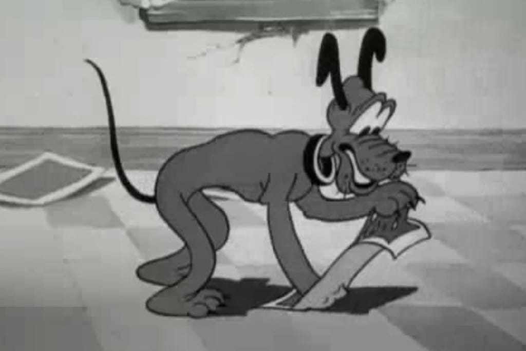 Mustavalkoinen kuva Plutosta, joka on sotkeentuneena kärpäspaperiin.