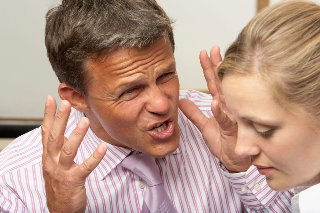 Mies huutaa naiselle ja solvaa häntä kovaäänisesti. 