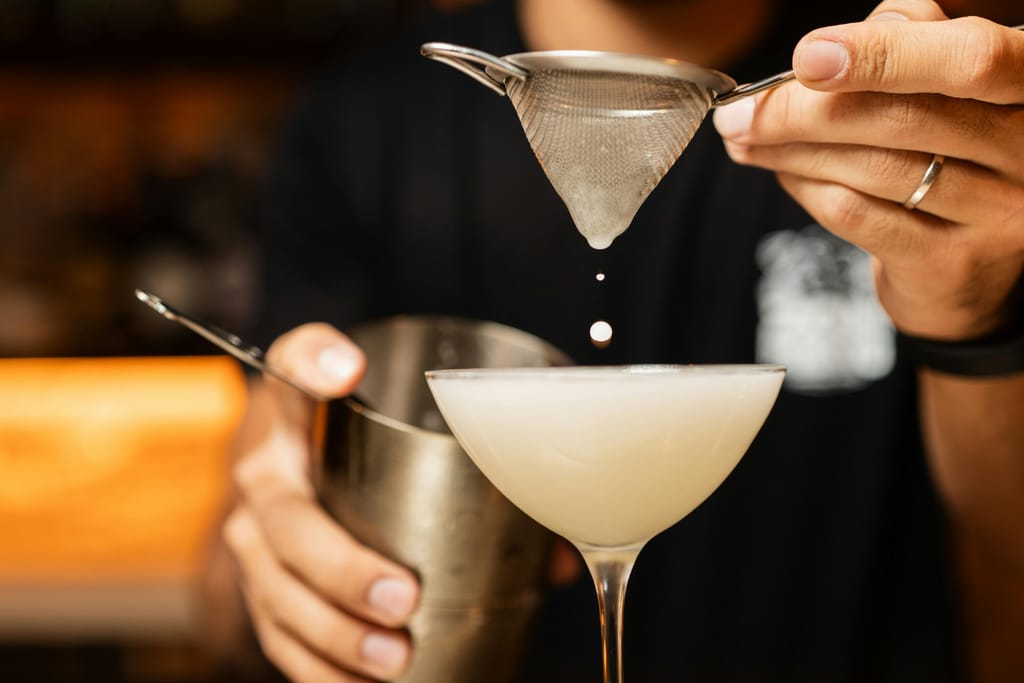 Baarimikko tekee moctailia. Kuvituskuva.