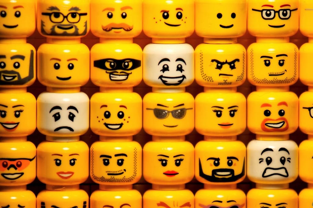 Keltaisia legopäitä eri ilmeissä, parroissa ja viiksissä.