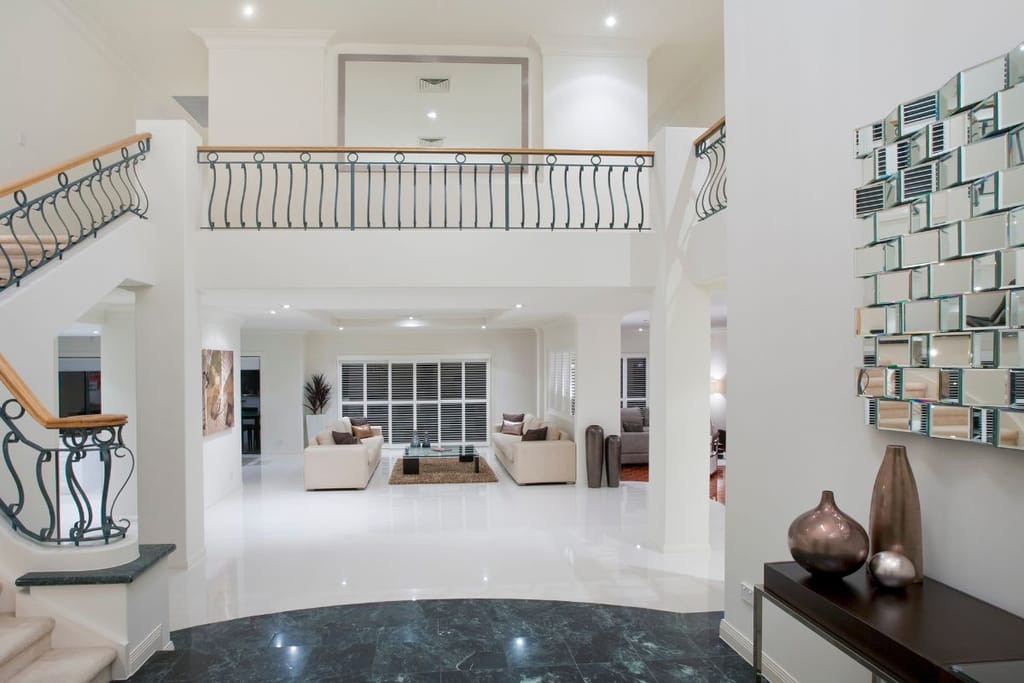 Luksustalon olohuone täynnä design-huonekaluja ja taidetta