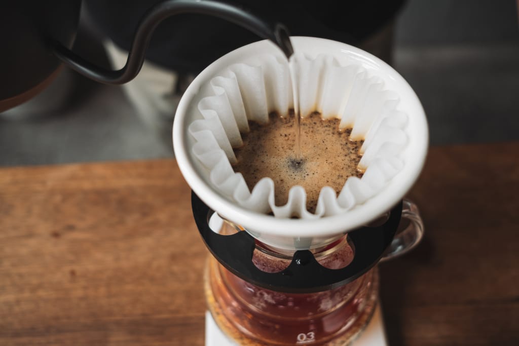 Kahvia keitetään chemex-laitteella, eli kaadetaan kuumaa vettä ohutnokkaisesta pannusta jauhettua kahvia olevaan suodattimeen.