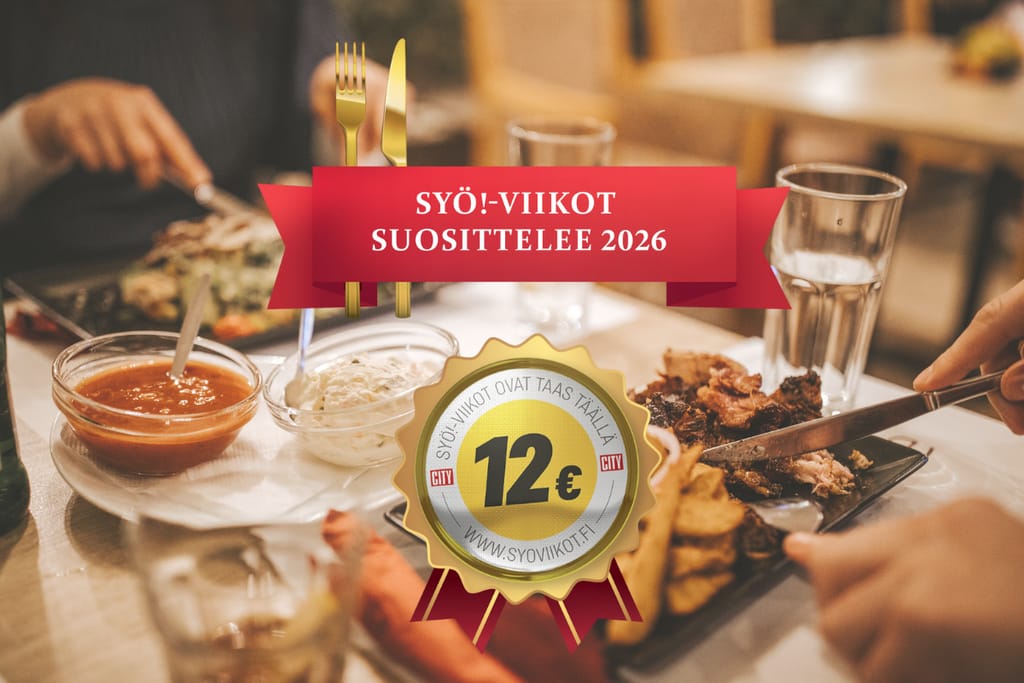 Pöydässä syödään ravintolaruokaa, ja kuvan päällä on punainen nauha, jossa lukee ”SYÖ!-VIIKOT SUOSITTELEE 2026”, sekä kultainen merkki, jossa teksti ”SYÖ!-VIIKOT OVAT TAAS TÄÄLLÄ” ja hinta ”12 €”.