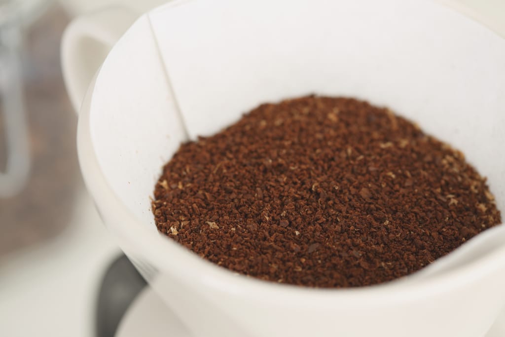 Jauhettua kahvia suodatinpaperissa kahvinkeittimessä.