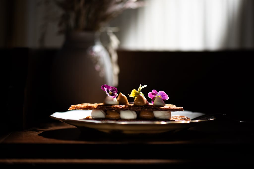 Brasserie Lionnen jäökiruoka-annos jonka päällä on kukkia.